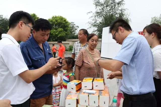 附近居民對集團(tuán)項(xiàng)目進(jìn)行咨詢