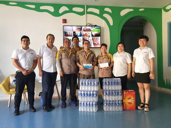 乾港集團(tuán)高層慰問(wèn)一線員工 乾港集團(tuán)高層慰問(wèn)一線員工